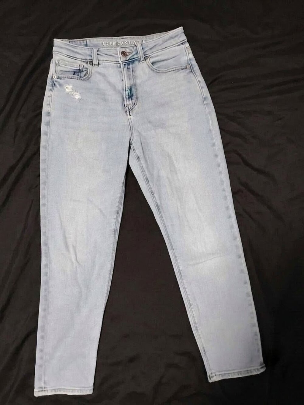 American Eagle Mom Jean High Rise Light Wash Distressed Stretch Denim 2 Short
